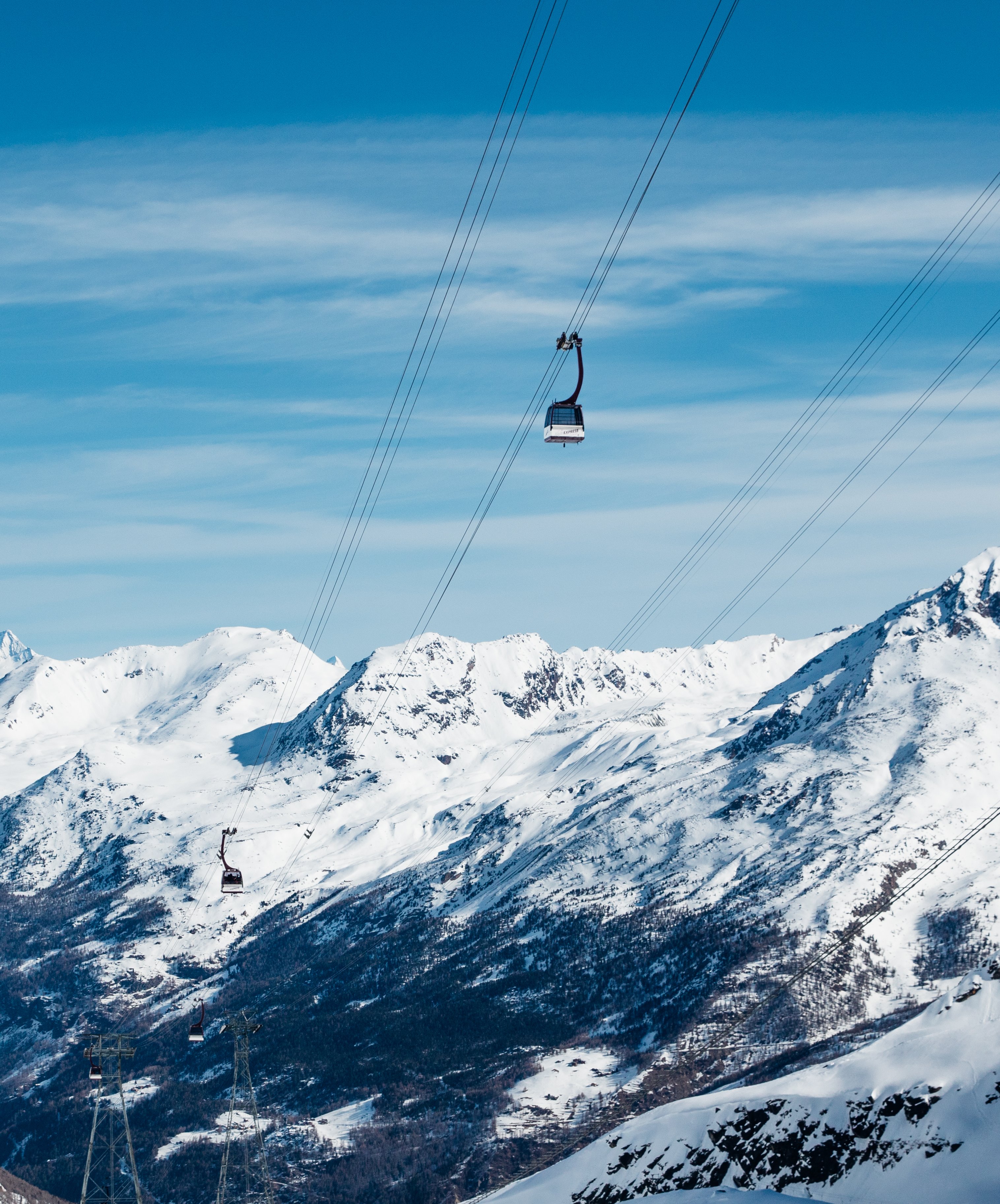 Seilbahn über Winterlandschaft